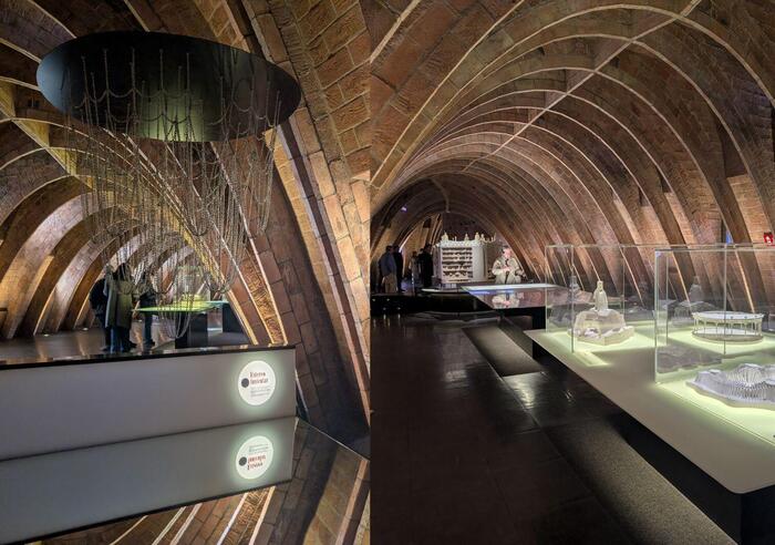ガウディ建築の展示されているカサミラの内部