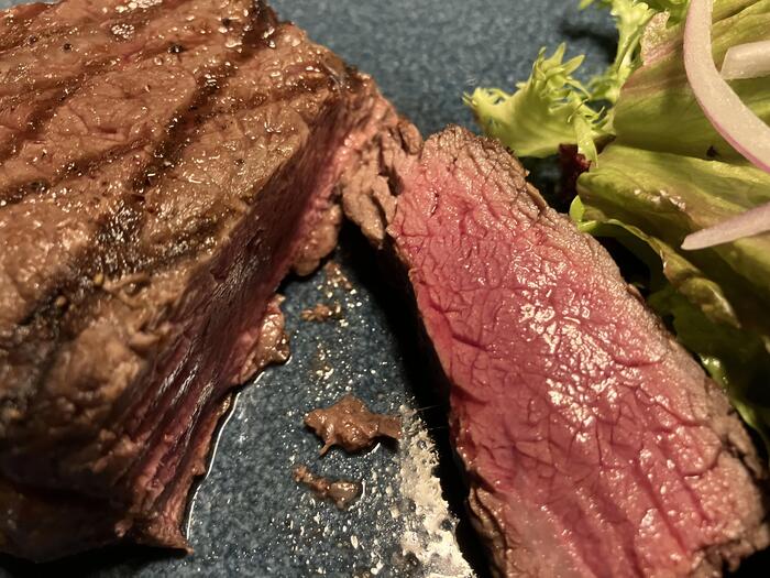 ベトナムのホーチミンの鉄板に焼かれたステーキ肉