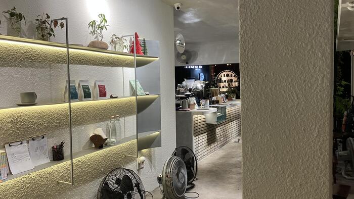 タオディエンエリアの落ち着いたカフェの店内