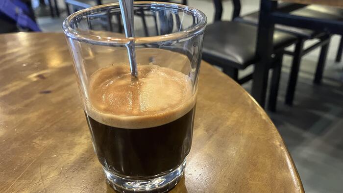 ホーチミンの落ち着いたカフェ、グラスに入ったベトナムコーヒー