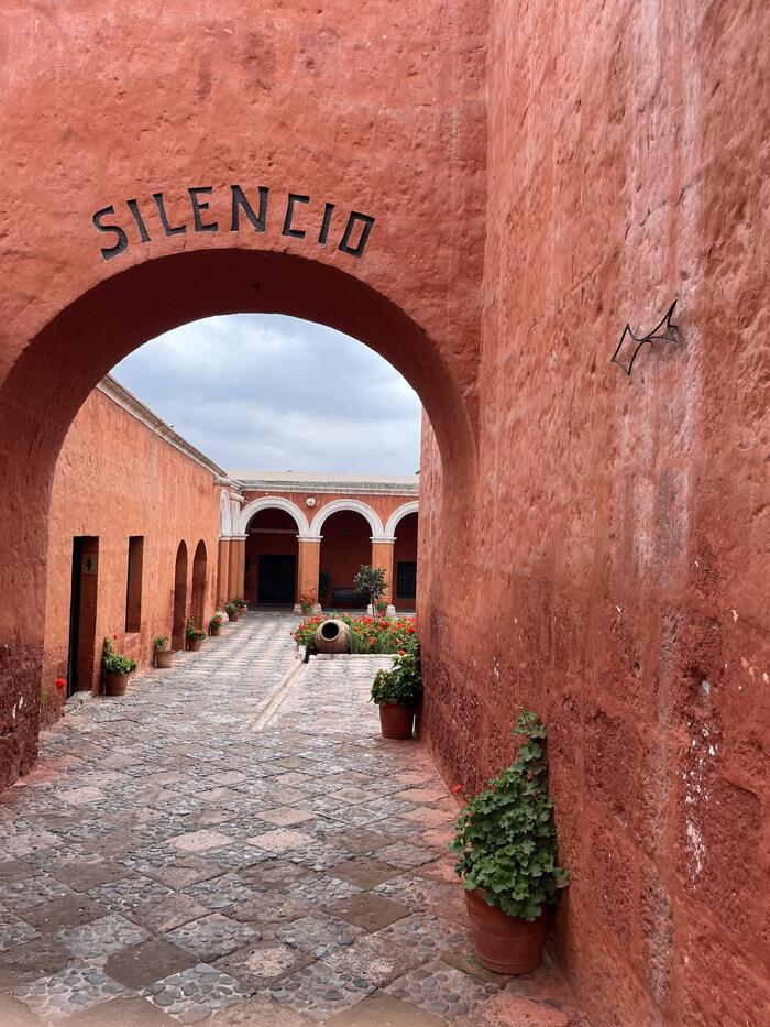 壁にSILENCIO（お静かに）と書いてある門、鮮やかな赤や青の壁
