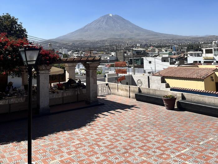 アレキパのシンボルの白い街並みの向こうにそびえる美しい円錐形の火山