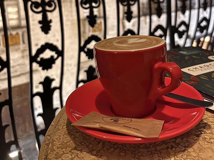 赤いカップに入ったチャクチャオコーヒー