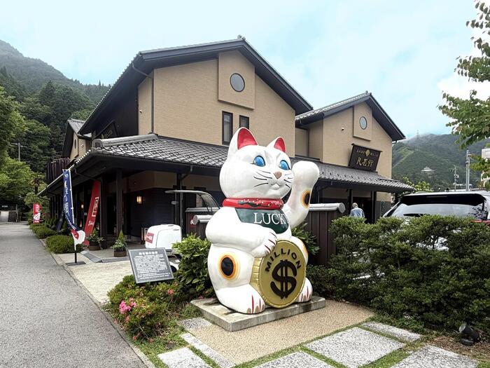 大きな招き猫もあるお店の外観
