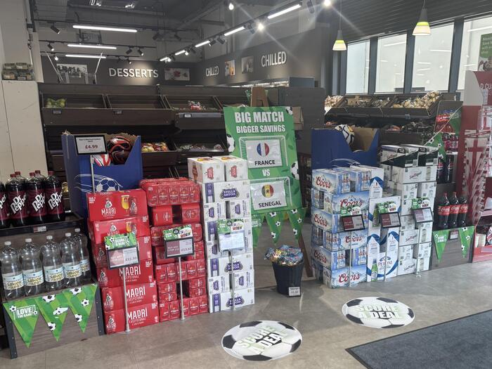 サッカーワールドカップの応援のビールや飲料の箱が並ぶスーパー