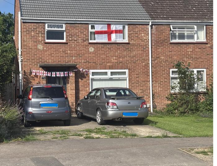 イギリスの旗を家や玄関に掲げる家の様子