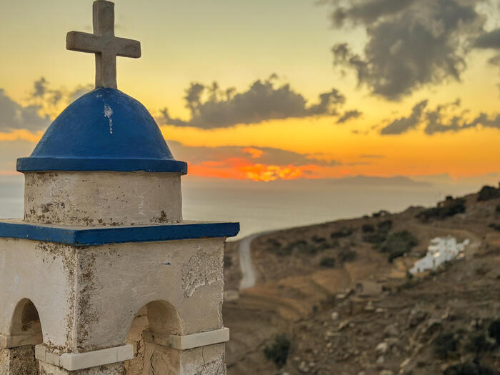 ギリシャ、ティノス島の教会のに沈む夕日