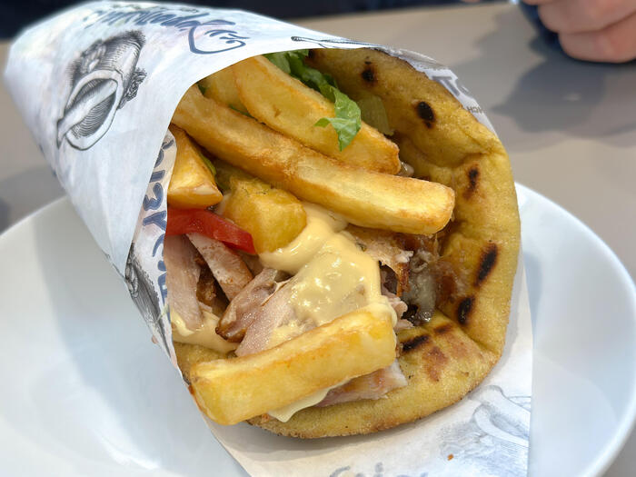 ギリシャを代表する料理ギロピタ　フライドポテト、チーズなどの巻物