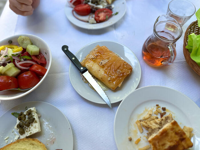 綺麗に盛り付けられたサラダやパイなどのギリシャ料理