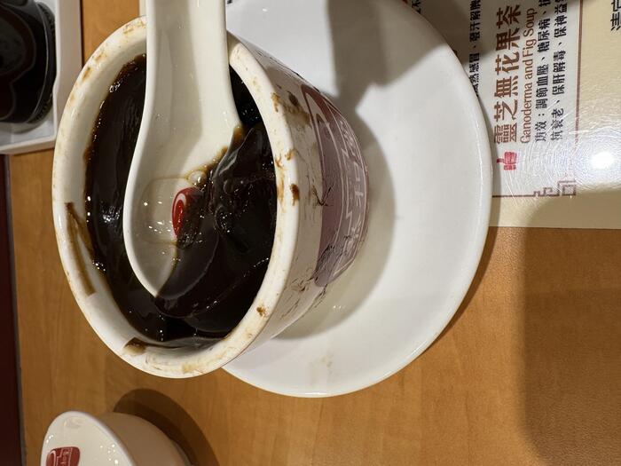黒い亀苓膏をスプーンですくっている様子