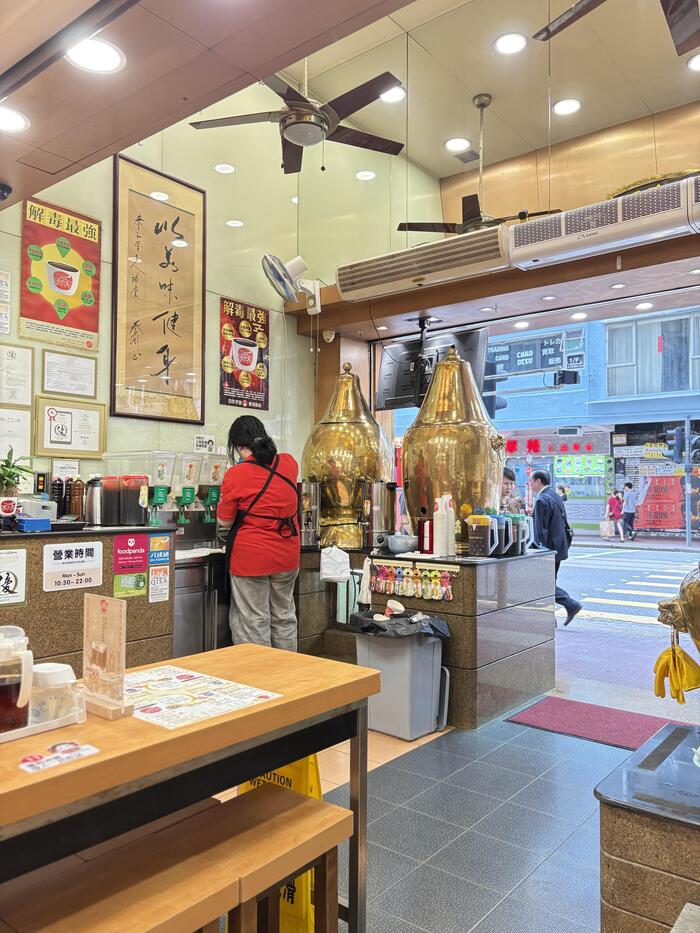 恭和堂の店内の様子、天井が高く金色の飾りがある