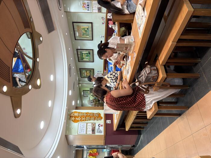 恭和堂の店内、カウンター席でくつろぐ人々