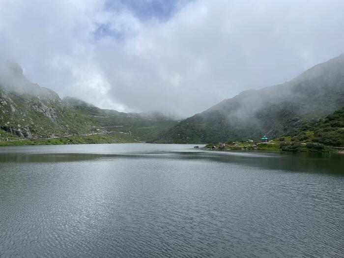 ツォンゴ湖から広がる景色、奥に霧がかかっている様子