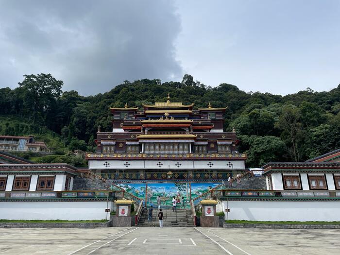 色鮮やかなランカ・モネストリーの外観