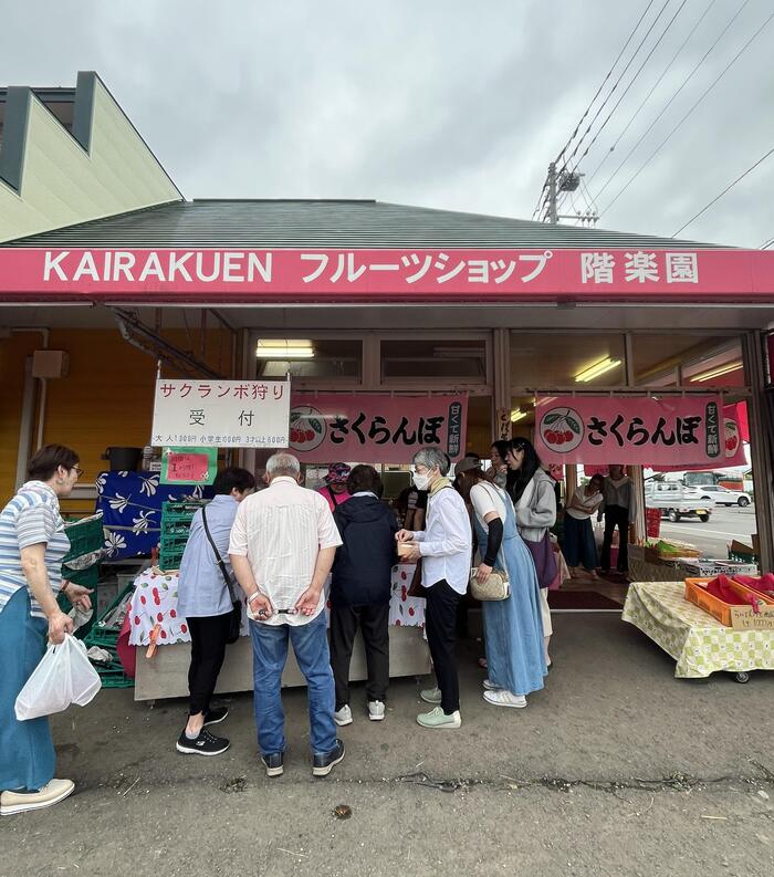 ピンク色が可愛くてよく目立つ直売所「フルーツショップ階楽園」店頭前