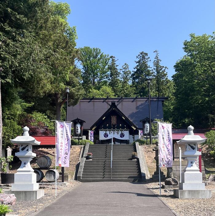 「ワイン神社」ともいわれる「仁木神社」の拝殿