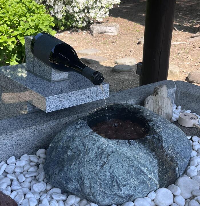 「仁木神社」の手水舎の水の流れる場所がワインボトルになっている