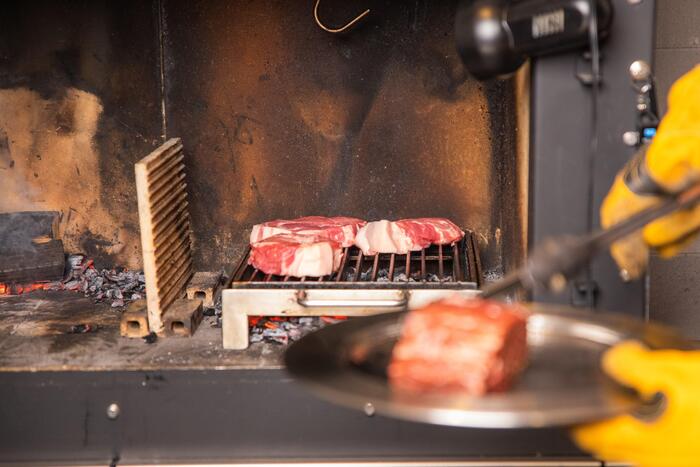 THE Wのバーベキュー、薪で焼く厚いお肉の様子