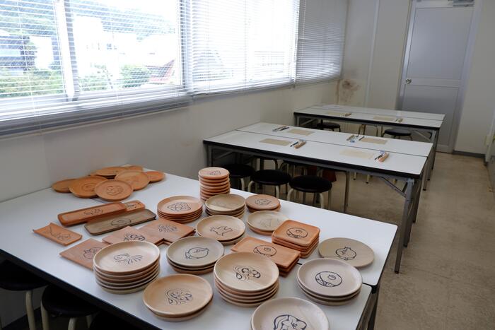 鎌倉彫体験の教室の中、テーブルに並ぶ木材