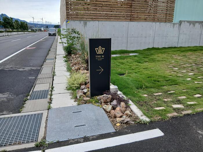 THE Wの看板がある駐車場
