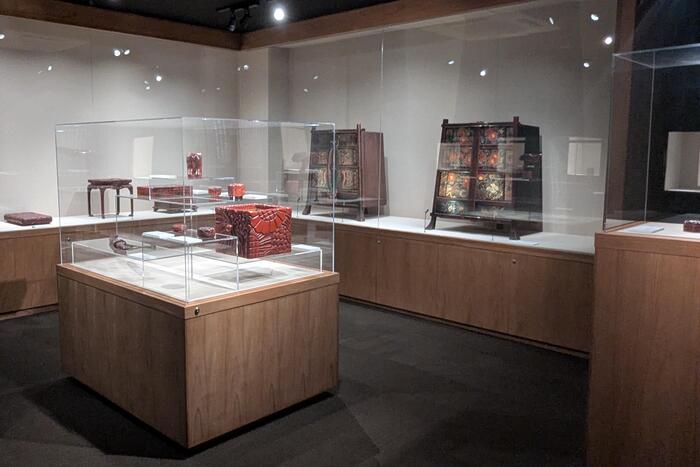 ガラスケースに入った鎌倉彫り資料館の展示の様子