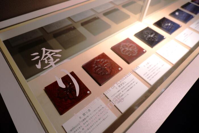 鎌倉彫りの塗りの映像が映し出される