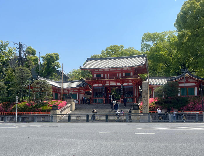 京都の街を見守る「八坂神社」の西楼門
