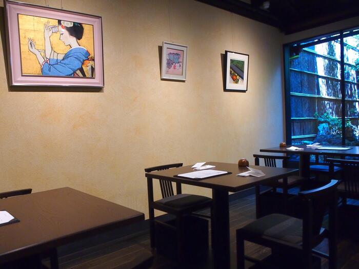 京都一の傳 祇園ハナレの店内　テーブル席、舞子さんの絵画