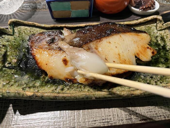京都グルメ、銀だらを箸でつかんでいるところ