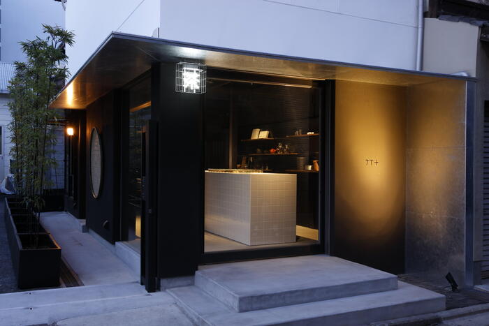 京都のお茶専門店「7T+」の店頭前