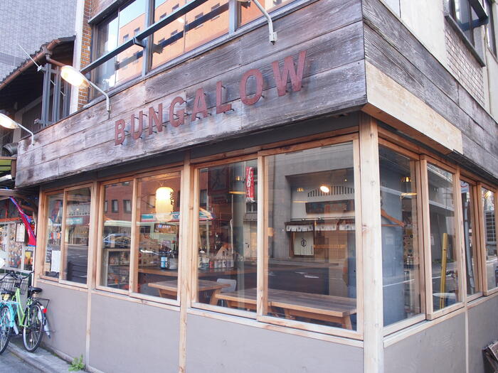 四条堀川にある人気酒場BUNGALOWの店頭