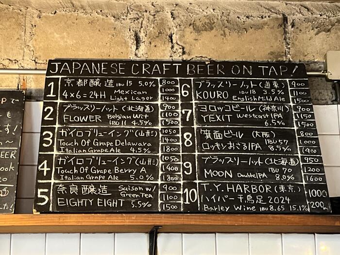 BUNGALOWの黒板に書かれたお酒のメニュー表
