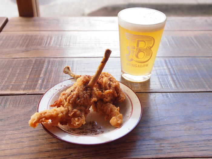 テーブルの置かれたチューリップ鶏唐揚とビール