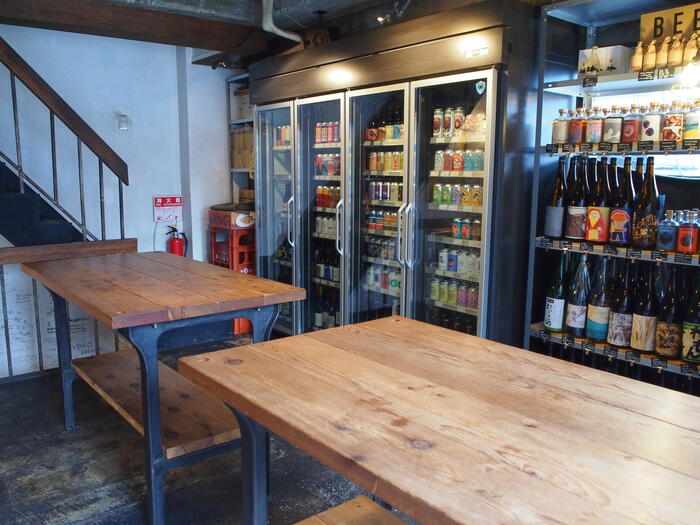 バンガローの2階の店内、立ち飲み、多くのお酒が並ぶ