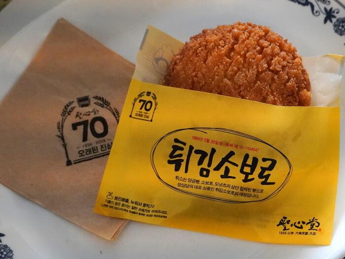 聖心堂の一番人気の焼きそぼろパン１個　70周年