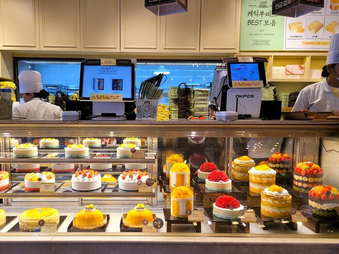 聖心堂のきれいなショーケースに並ぶケーキ