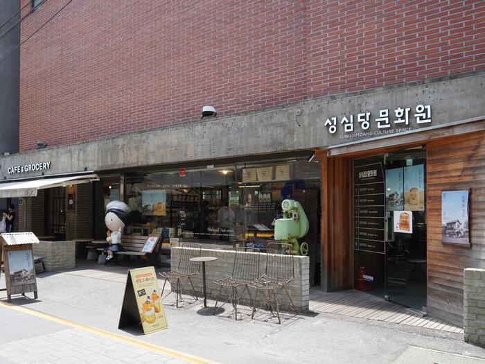聖心堂文化院の店頭前　赤レンガづくり