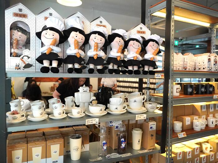 聖心堂文化院のお土産コーナー、陶器や人形が並ぶ