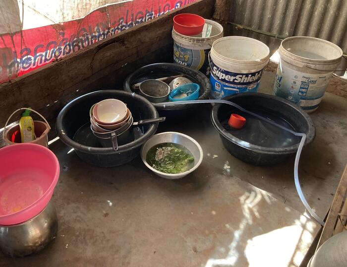 タイの食器の洗い、タライの流している様子
