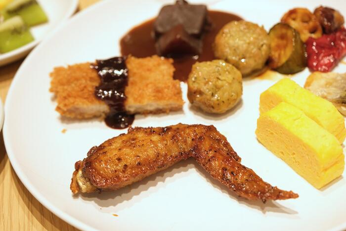 リッチモンドホテル名古屋新幹線口の朝食、名古屋の手羽先などビュッフェをお皿に盛った様子