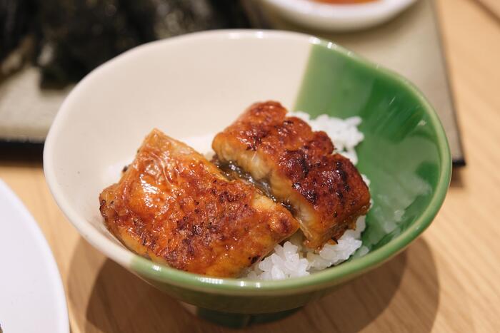 小さな器に盛られたうなぎご飯