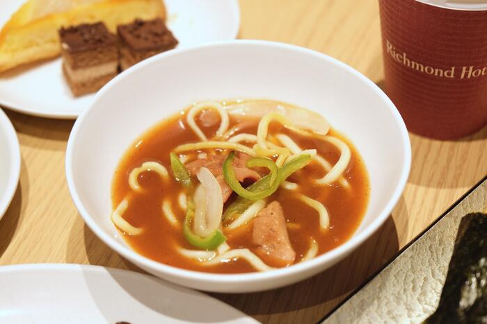 白の器に入った名古屋の味噌煮込みうどん