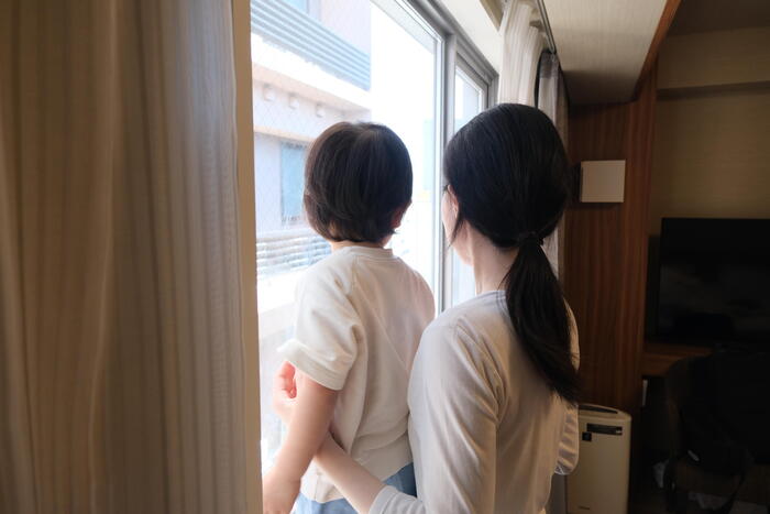 リッチモンドホテルの窓から親子で外をみている様子
