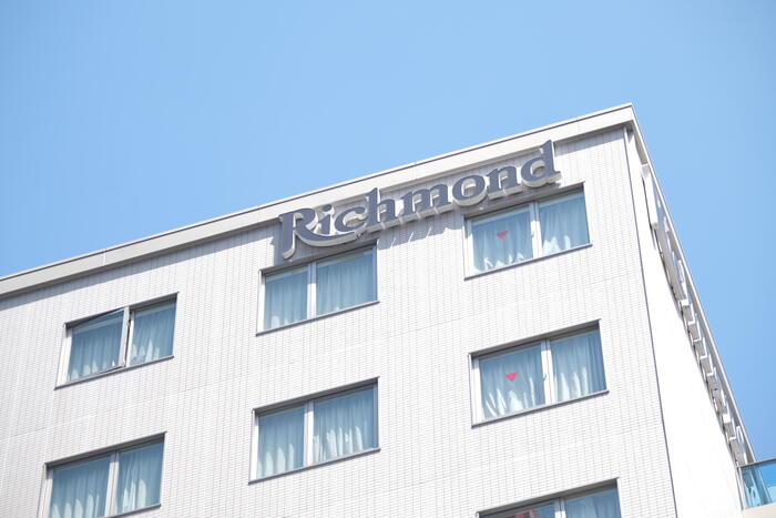 リッチモンドホテル名古屋新幹線口の建物の上の看板