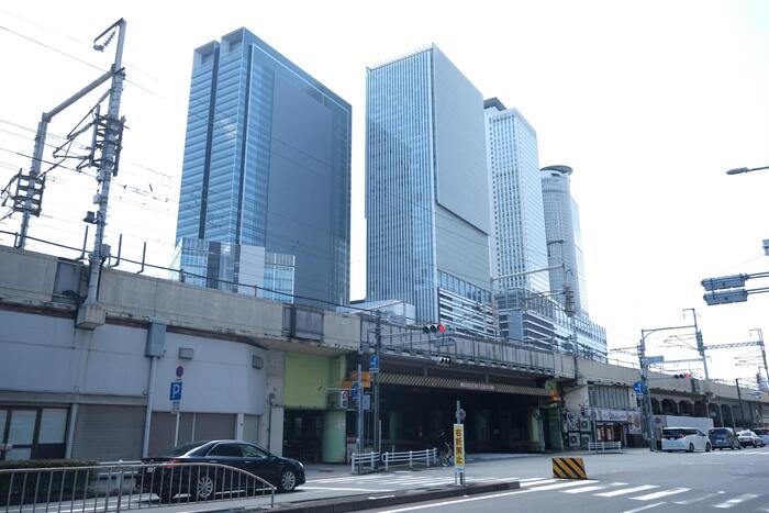 名古屋駅の周辺のビル、道路、新幹線やJR在来線の高架下