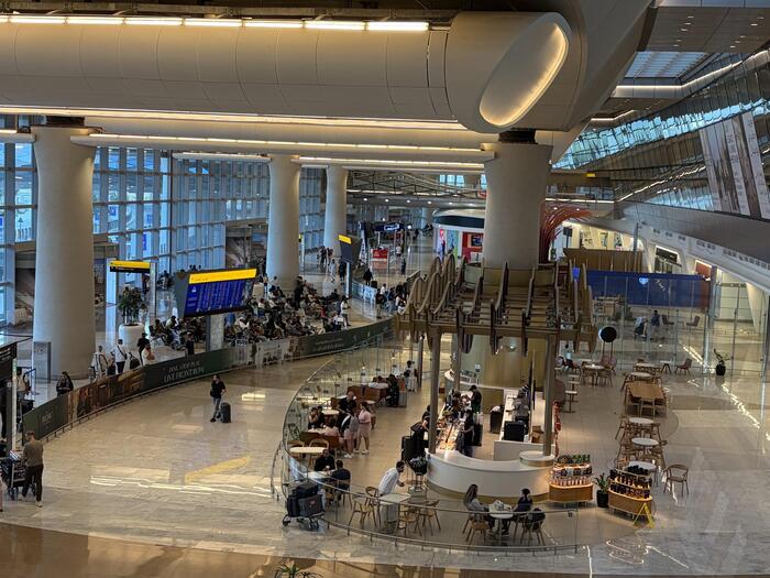 ザイード国際空港　到着ロビー