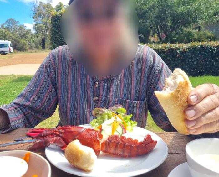 マロンの身をサンドイッチにして食べる人