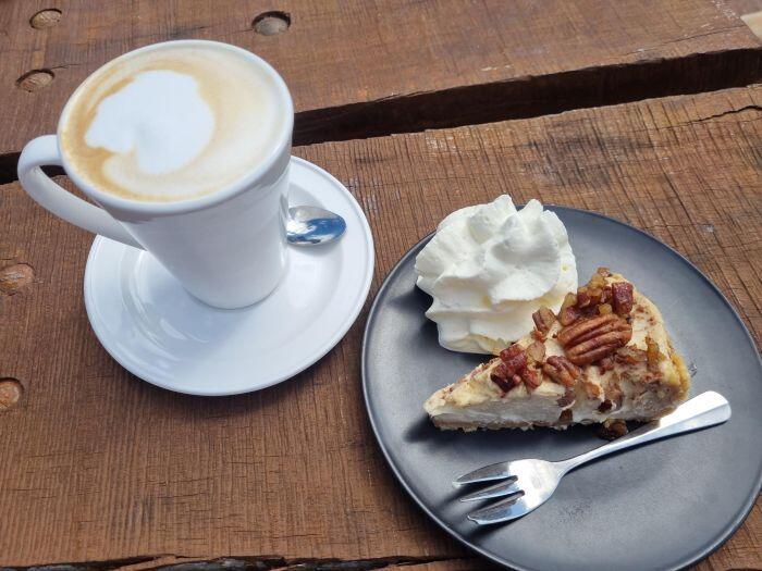 クリームが添えられたチーズケーキとコーヒー