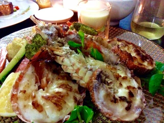 お皿に盛られたロックロブスター料理