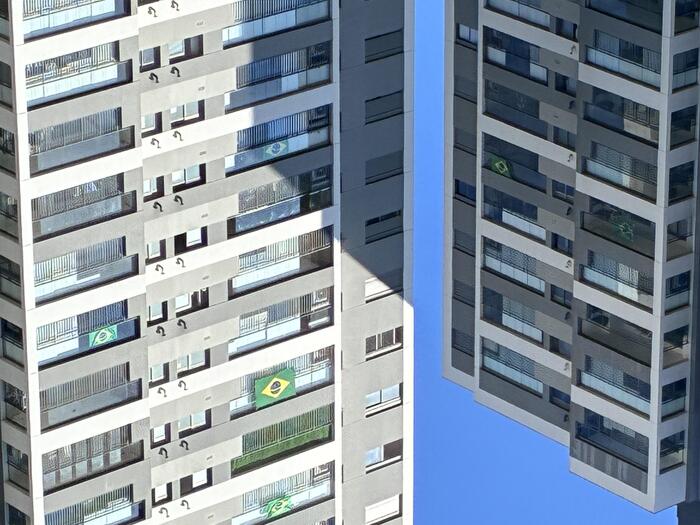 ブラジルのワールドカップでブラジル国旗がビルの飾られている